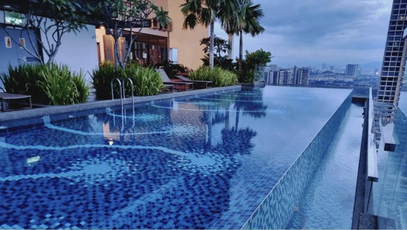 25-Revo Aurora, Pavilion Kuala Lumpur 0*,